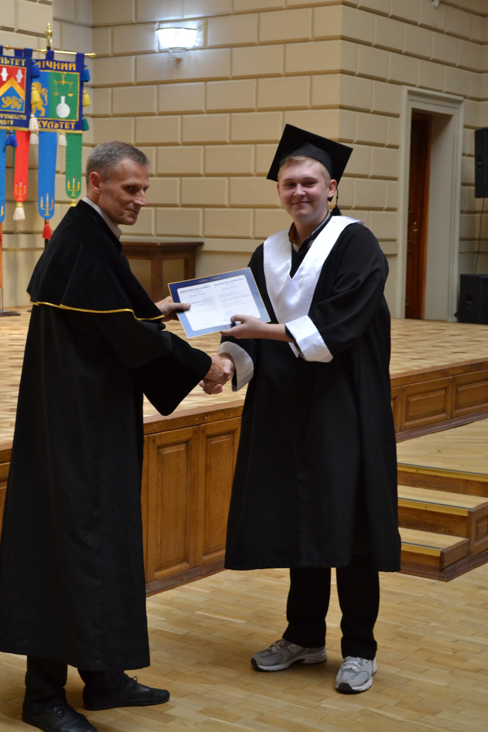 Фото вручення дипломів ос бакалавр 104