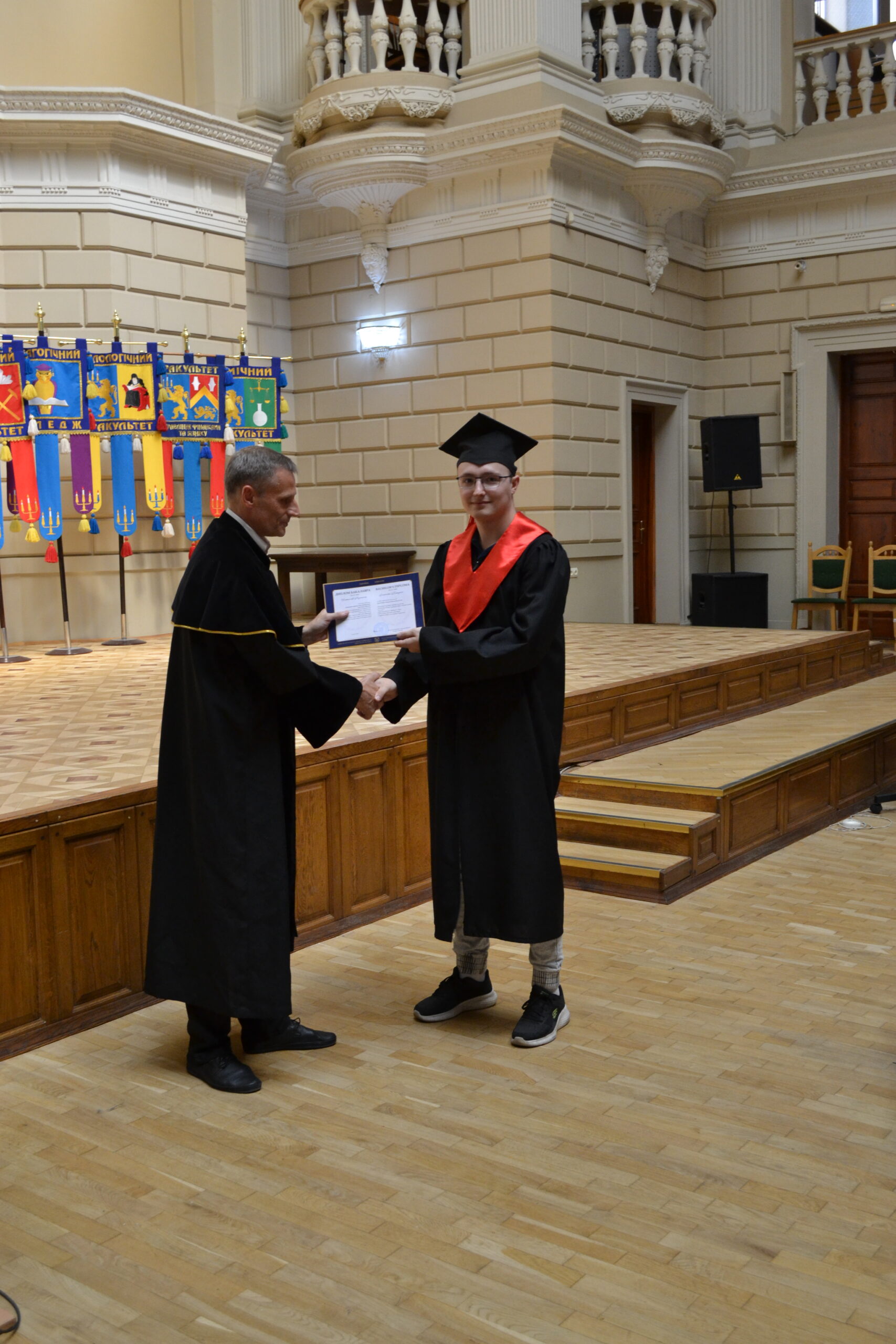 Фото вручення дипломів ос бакалавр 123