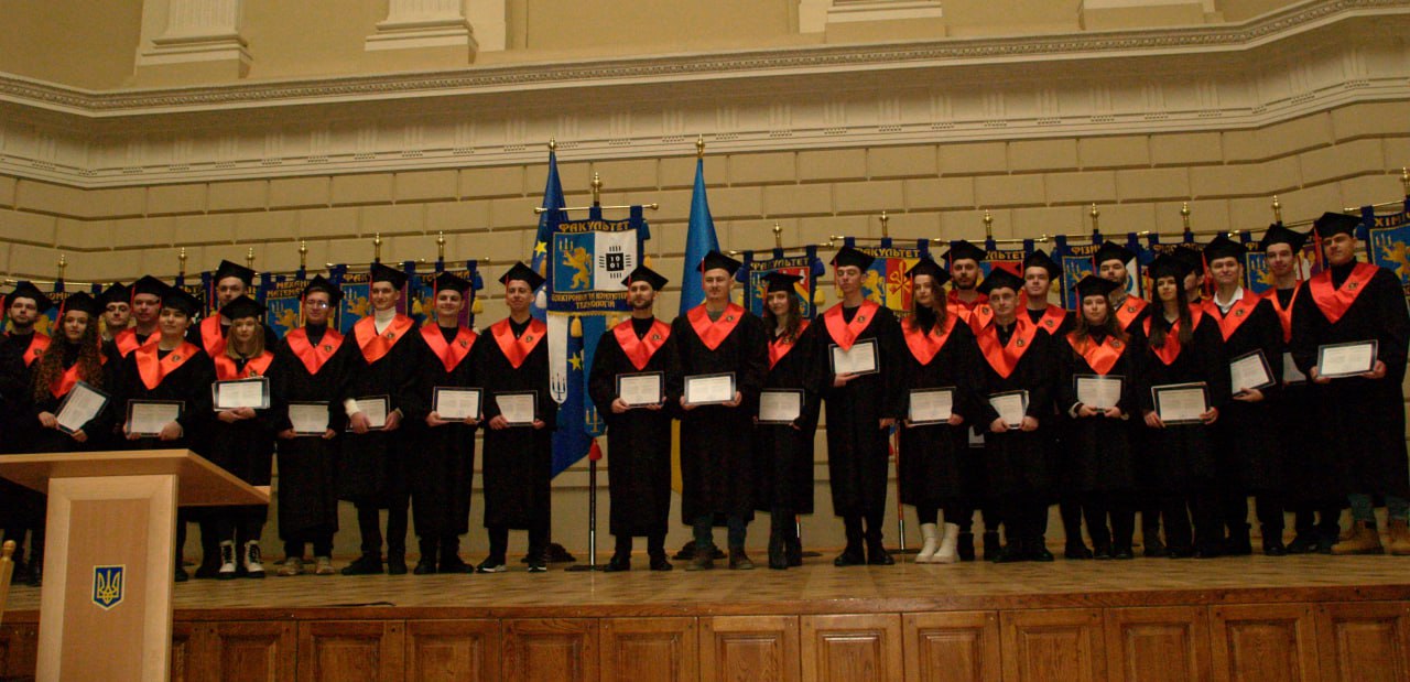 фото вручення дипломів 2022/2023 9